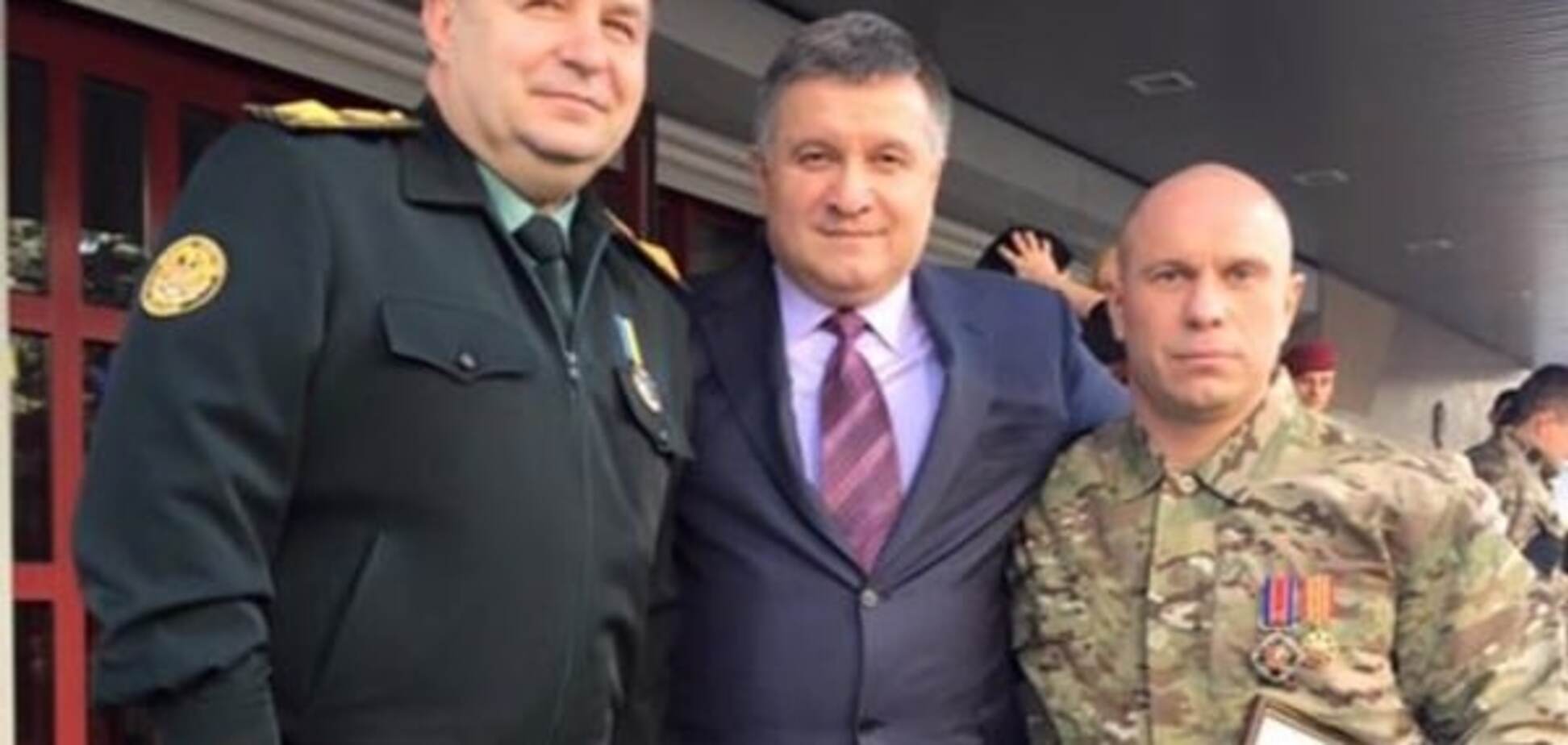 Чтобы было чем карать? Аваков вручил Киве пистолет. Фотофакт