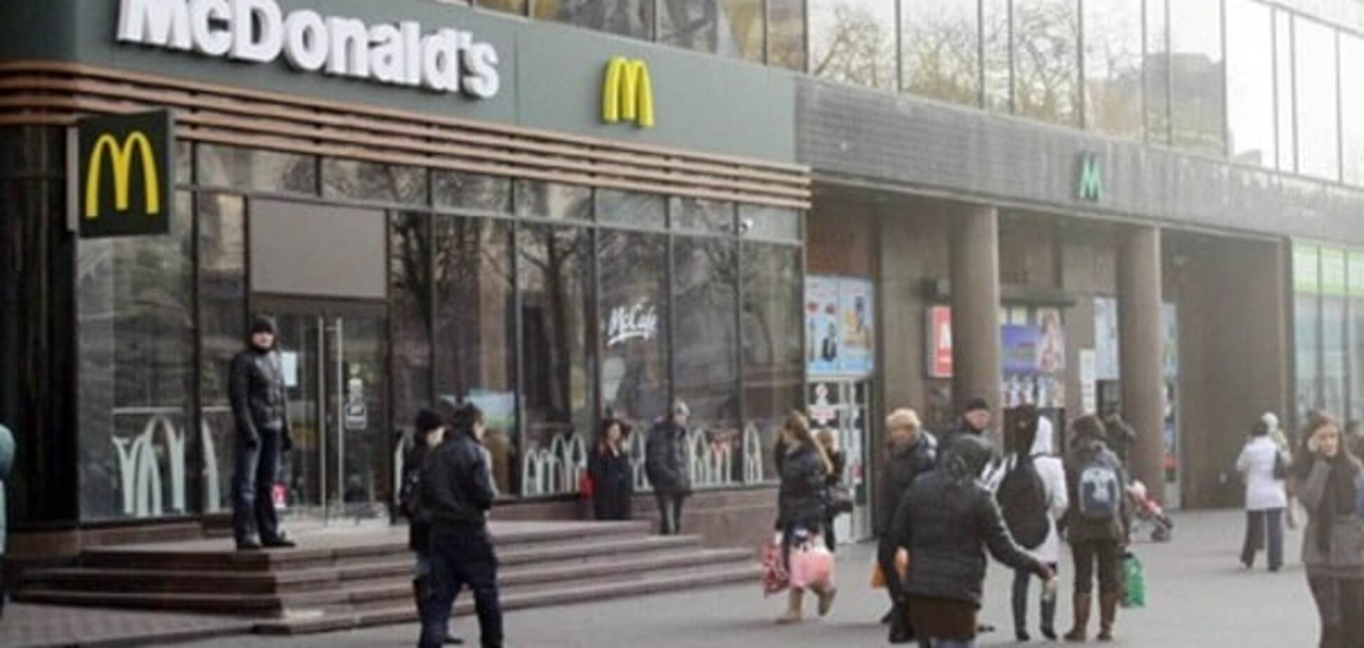 В Киеве возле ресторана McDonald's автомобиль сбил девушку-промоутера