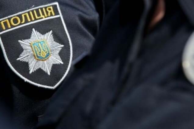 В Киеве женщина до крови укусила полицейского
