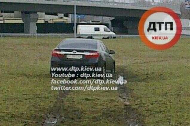 Под Киевом автомобиль 'приземлился' на газоне: фото с места ДТП