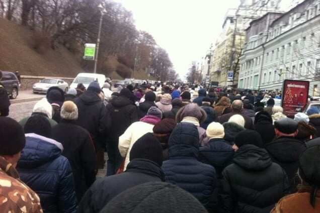 Отчет Яценюка: тысячи людей перекрыли улицу Грушевского. Раду окружили силовики