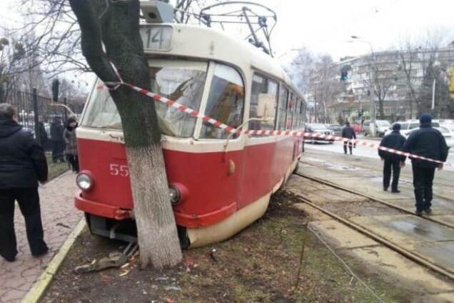 В Киеве неуправляемый трамвай протаранил дерево: фото с места ЧП