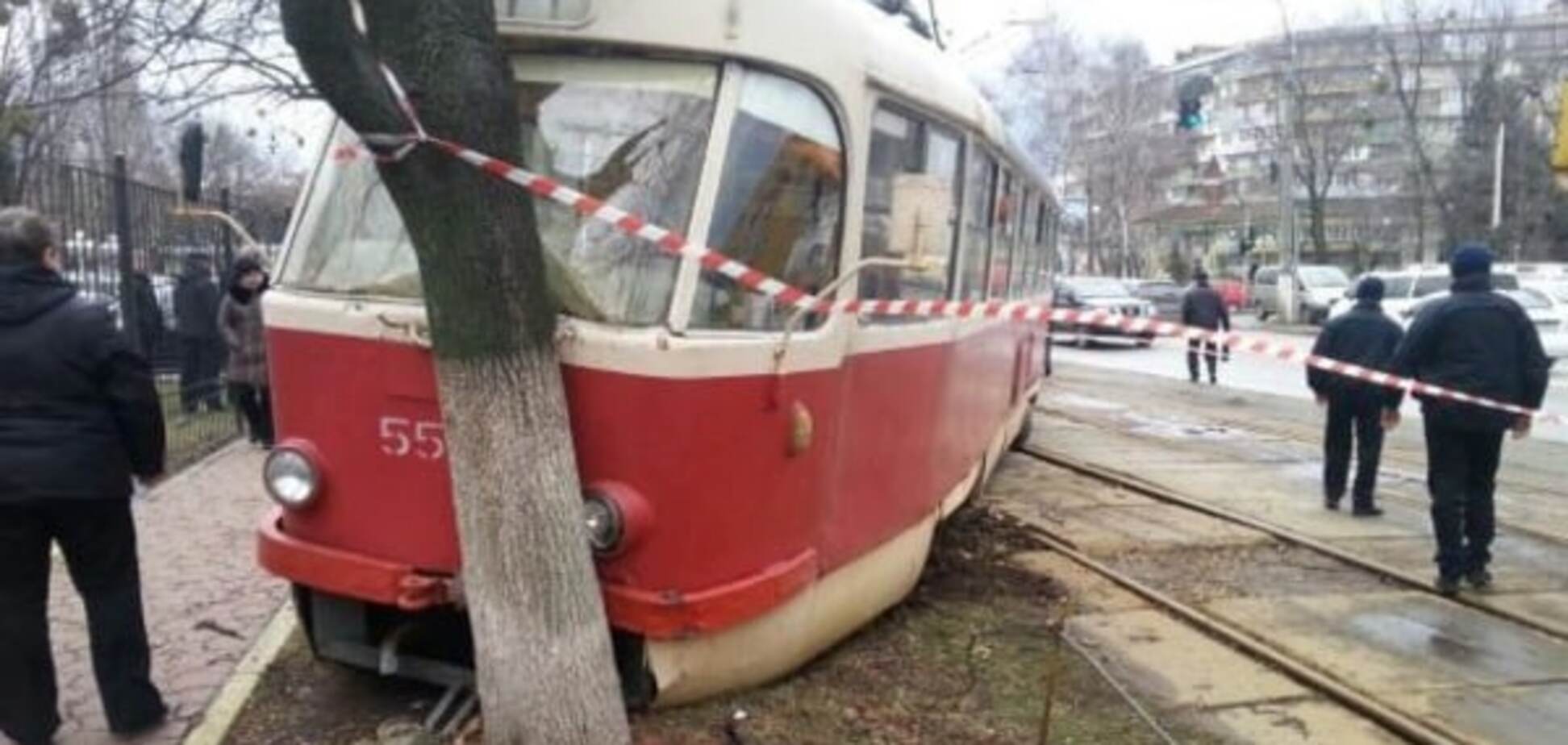 В Киеве неуправляемый трамвай протаранил дерево: фото с места ЧП