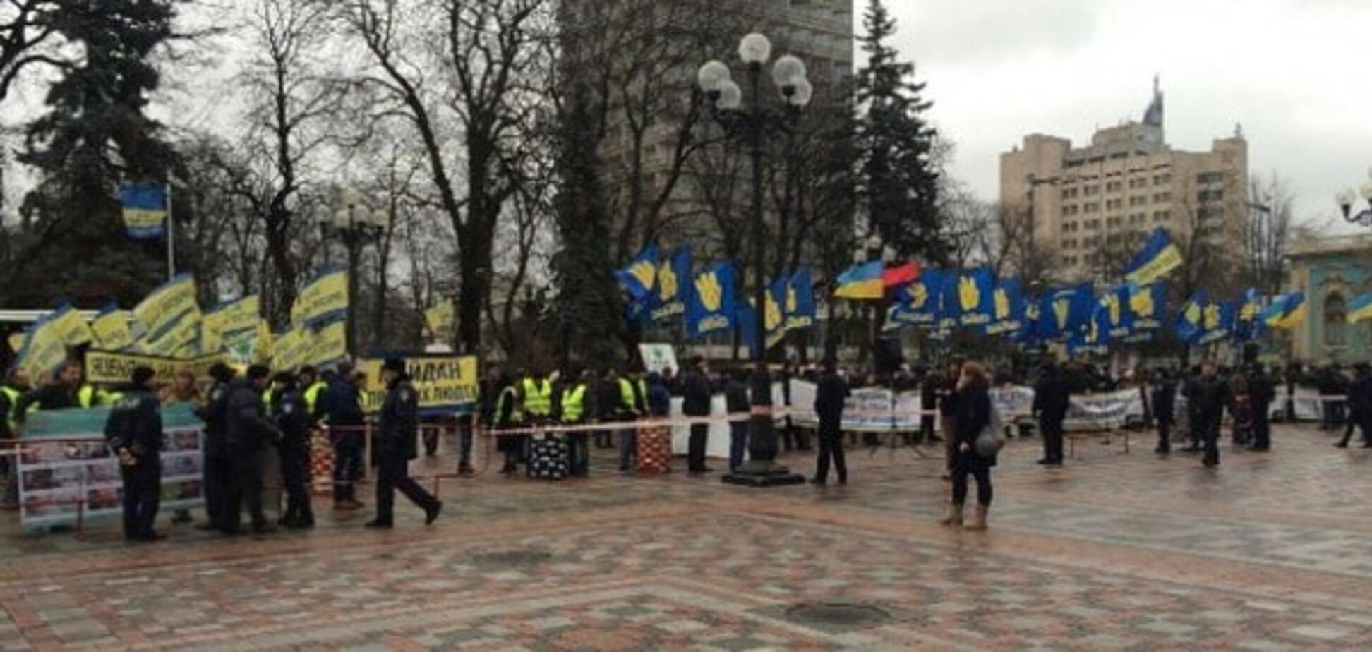 'Яценюка - у в'язницю': біля Ради почався мітинг за відставку Кабміну