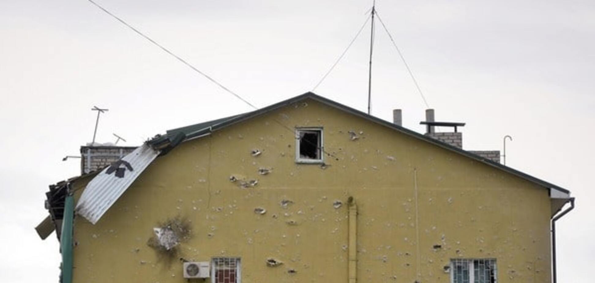 На Донбасі у двір проукраїнськи налаштованого директора школи кинули гранати