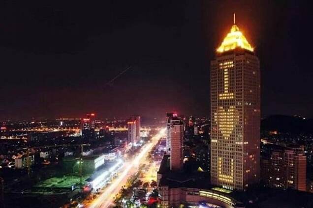 84-летний китаец 'написал' признание в любви на небоскребе: опубликовано видео