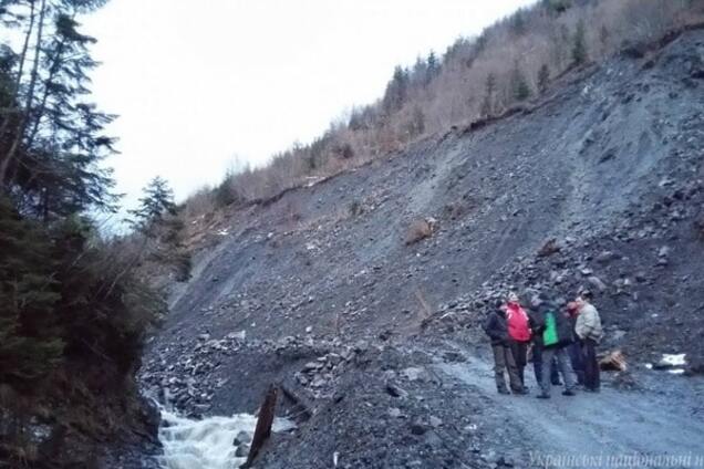На Закарпатье селевым потоком смыло дорогу на Драгобрат: фотофакт