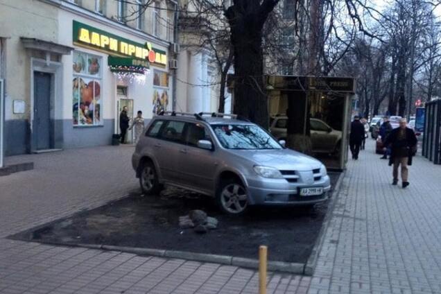 Хоть трава не расти: в Киеве 'герой парковки' остановился посреди газона