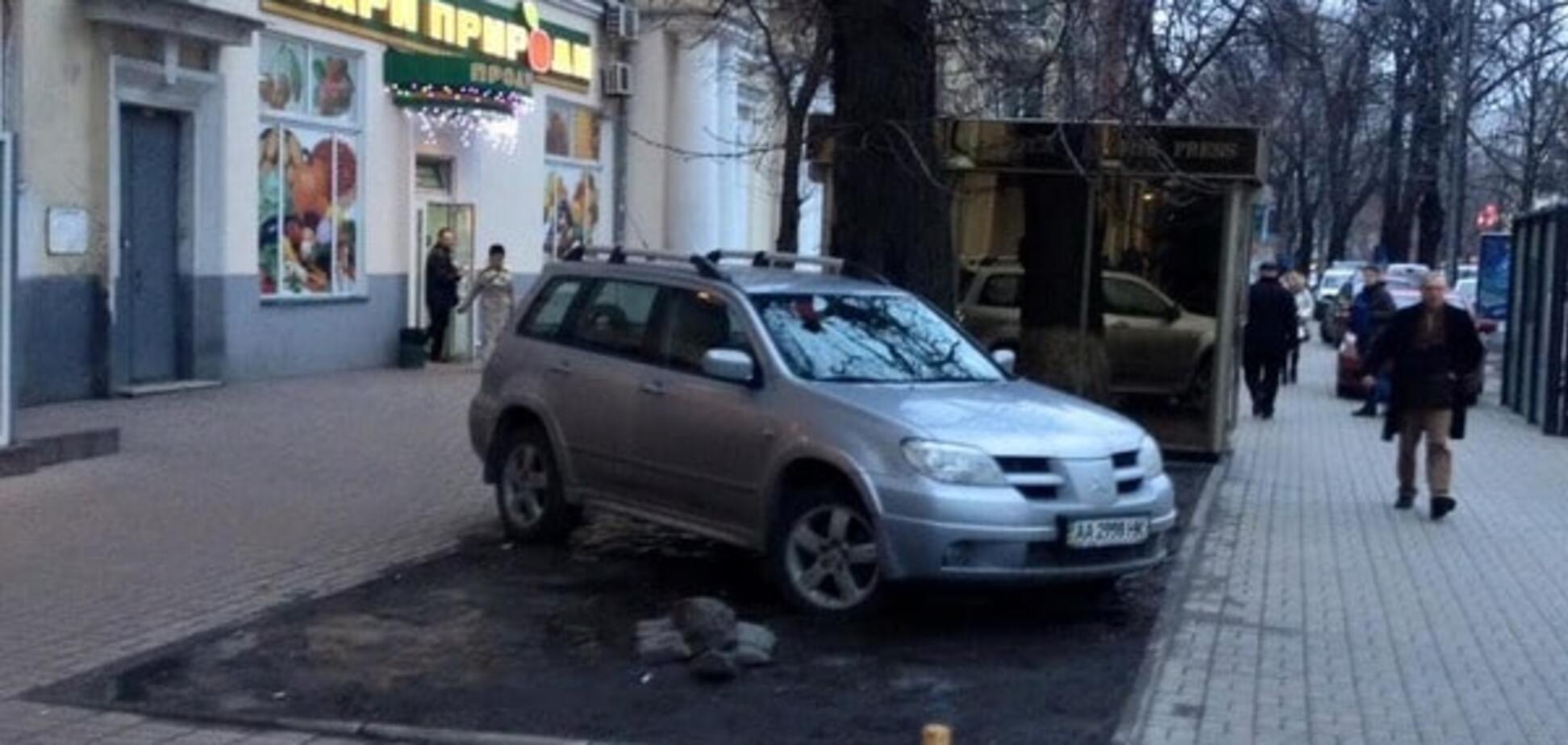 Хоть трава не расти: в Киеве 'герой парковки' остановился посреди газона