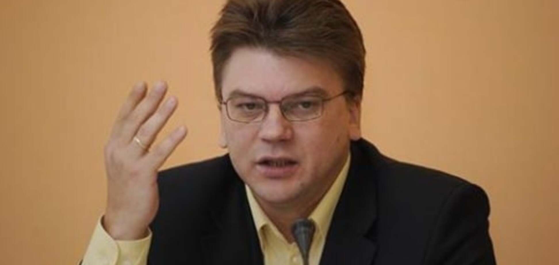 Жданов заявил, что остается в Кабмине по просьбе Яценюка и обвинил Тимошенко в 'раскачивании лодки'