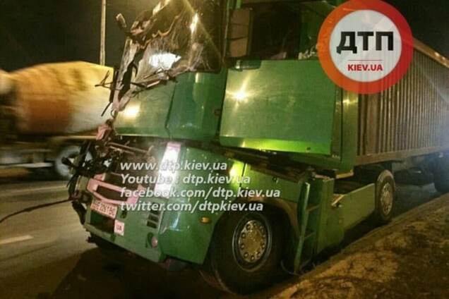 ДТП в Киеве: на Заболотного одна фура въехала в другую
