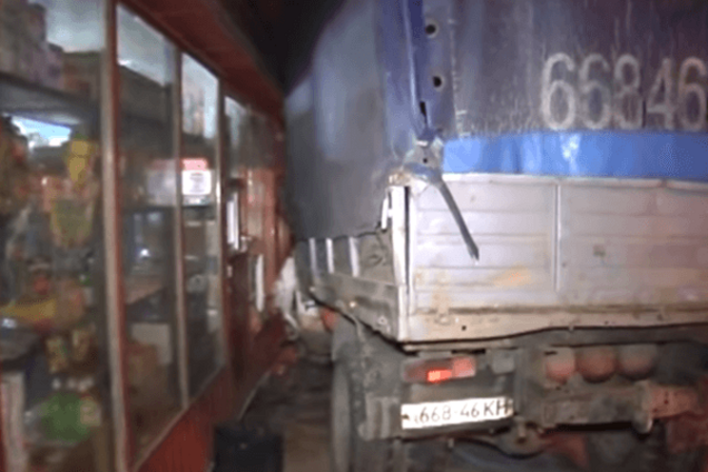 ДТП в Киеве: грузовик без тормозов протаранил машины и влетел в киоск