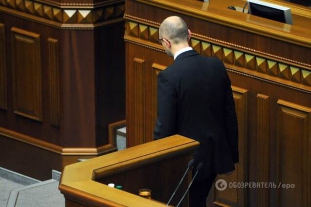 Порошенко оставил Яценюка премьером, чтобы 'задушить в объятиях' - блогер