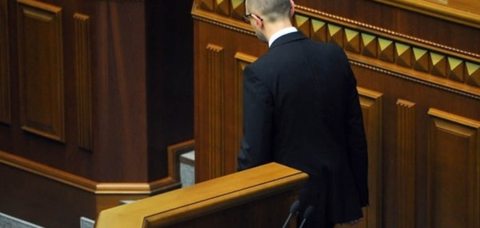 Порошенко залишив Яценюка прем'єром, щоб 'задушити в обіймах' - блогер