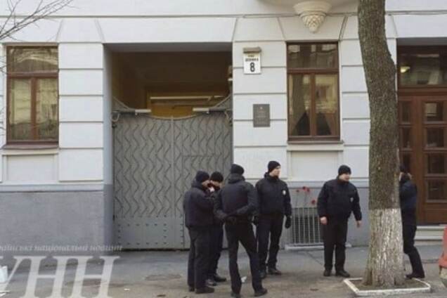 В Киеве 'Азов' и коммунисты 'сцепились' из-за мемориальной доски Щербицкому