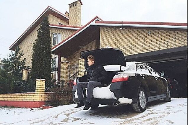 Сын 'бедного' нардепа показал в соцсетях люксовые авто и элитный особняк