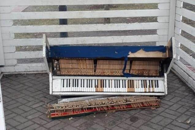 В Киеве вандалы разбили уличное пианино: фотофакт
