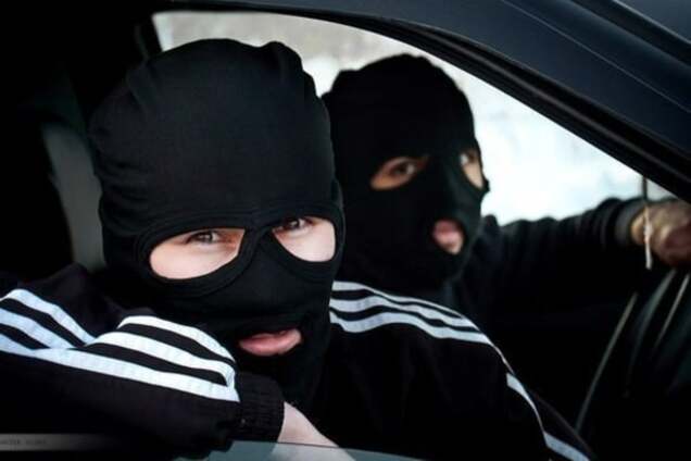 У Києві вночі бандити увірвалися в будинок і пограбували господаря