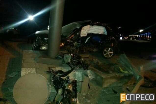 ДТП в Киеве: на Почтовой площади водитель уничтожил машину об столб