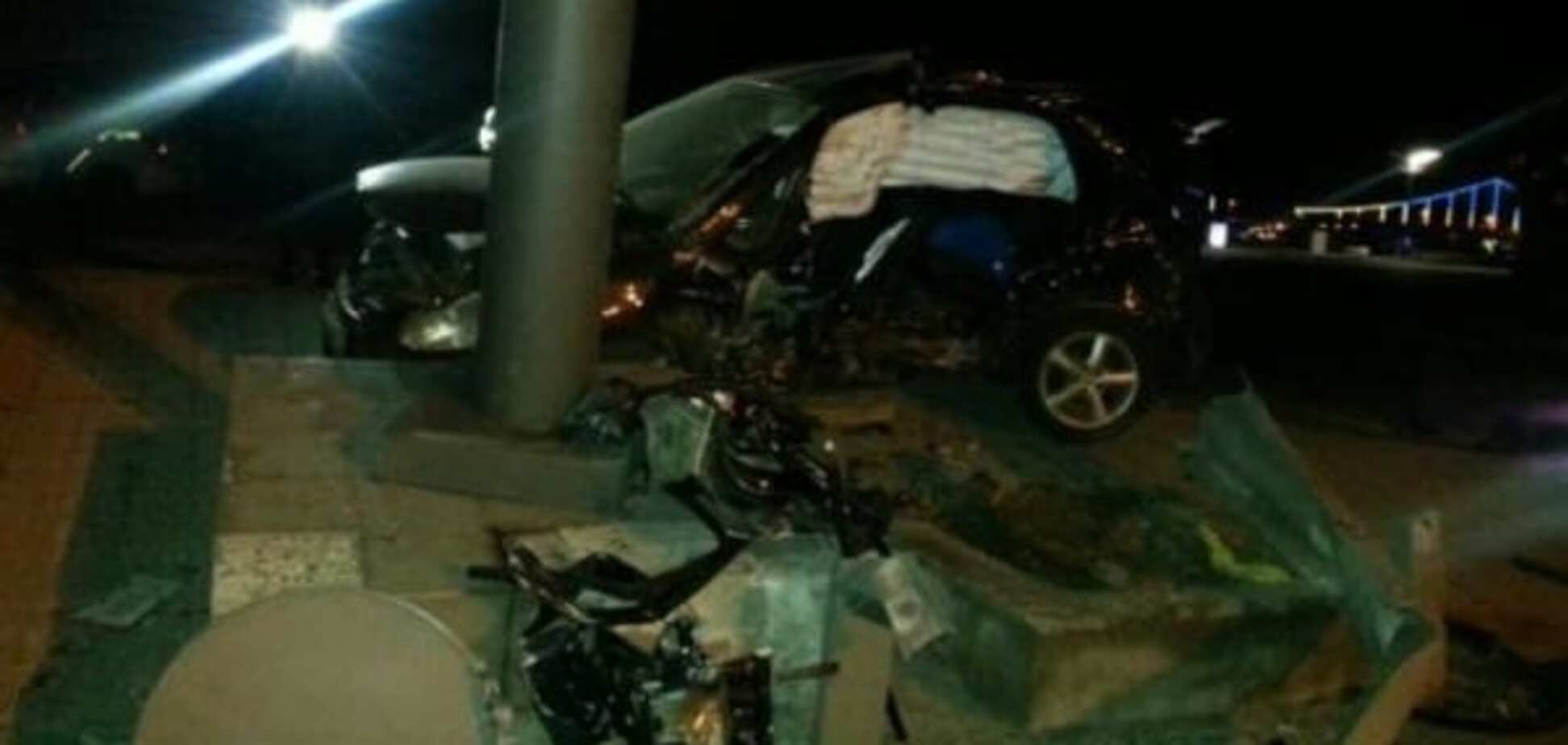 ДТП в Киеве: на Почтовой площади водитель уничтожил машину об столб