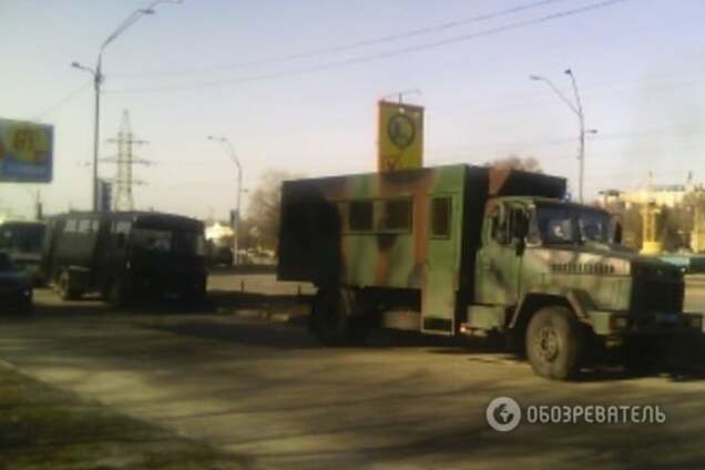 В Киеве на скандальную стройку прибыли грузовики с Нацгвардией: опубликованы фото