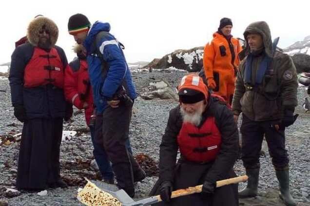 Гундяев и его пингвины: патриарх Кирилл в Антарктиде стал героем фотожаб