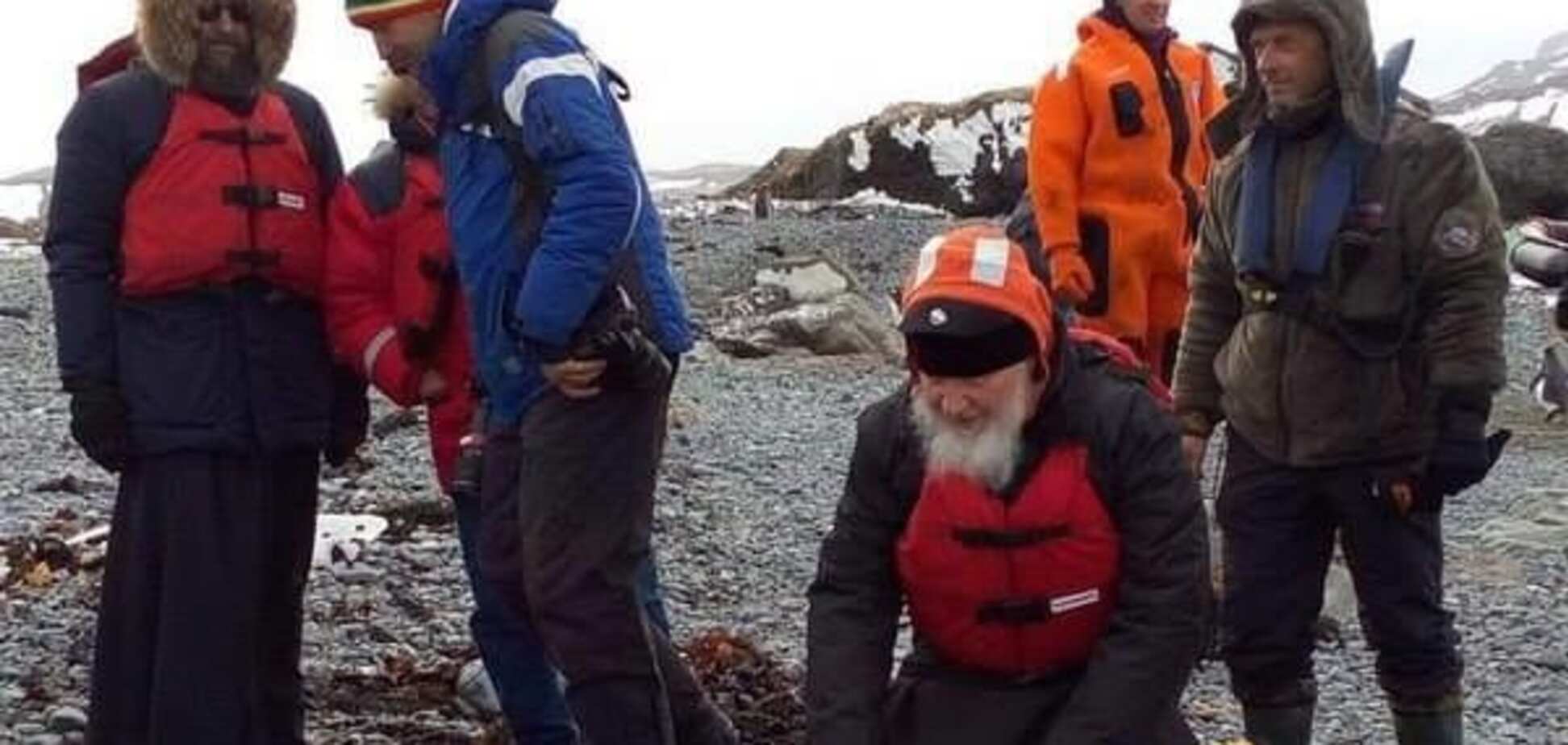 Гундяев и его пингвины: патриарх Кирилл в Антарктиде стал героем фотожаб