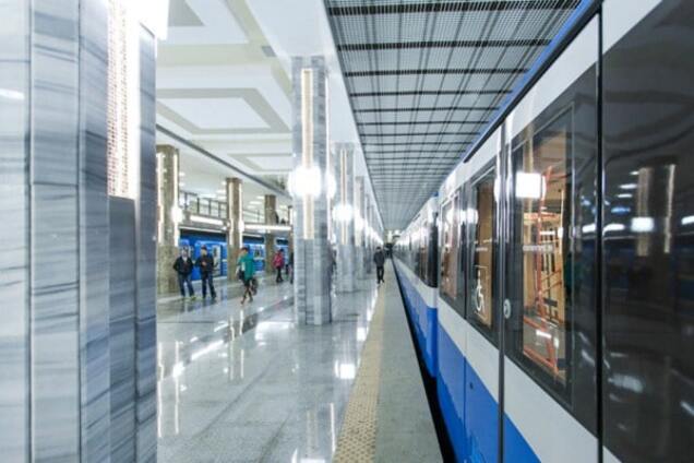 У Києві на станції метро пасажир потрапив під потяг