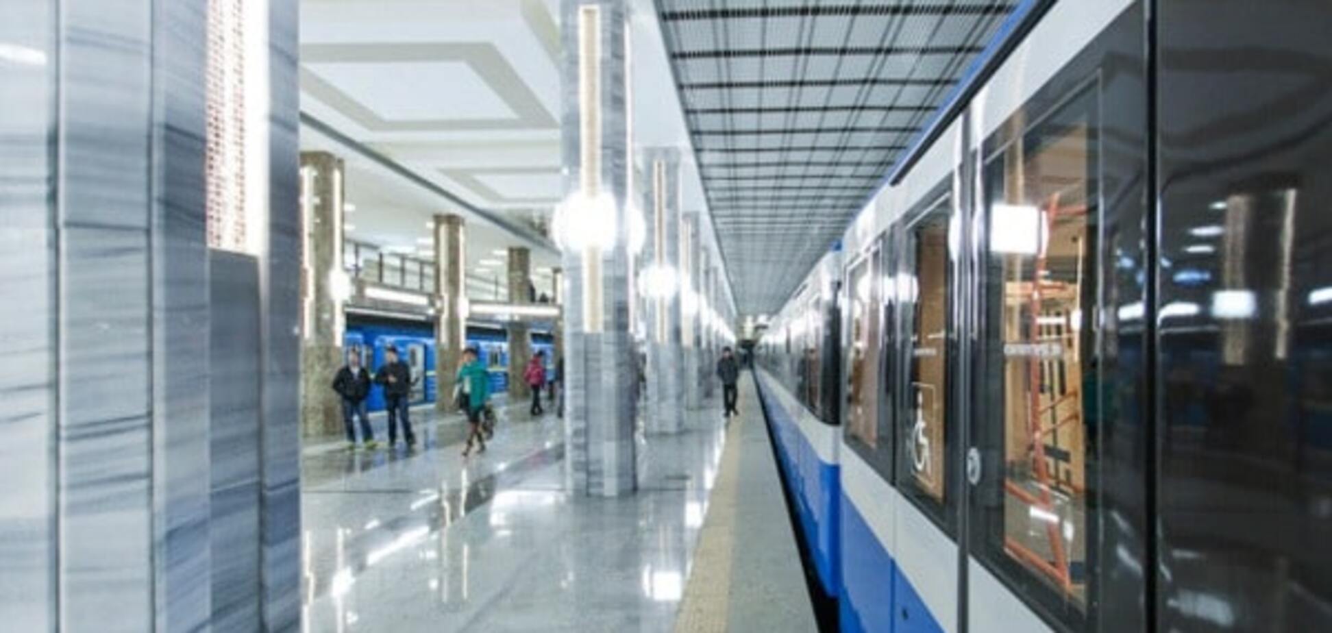 У Києві на станції метро пасажир потрапив під потяг