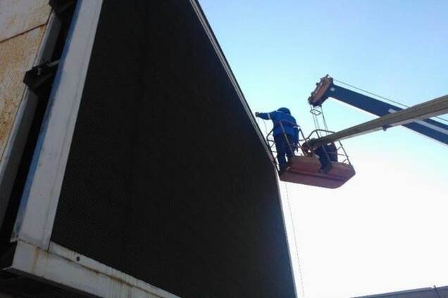 Долой рекламу: в Киеве демонтировали огромные телеэкраны