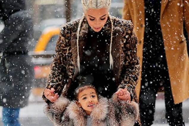 Ким Кардашьян покаталась с дочерью на коньках в центре Нью-Йорка