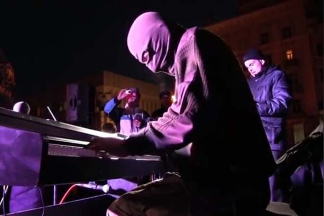 В Сумах на митинге памяти Небесной Сотни сыграл Piano Extremist: видеофакт