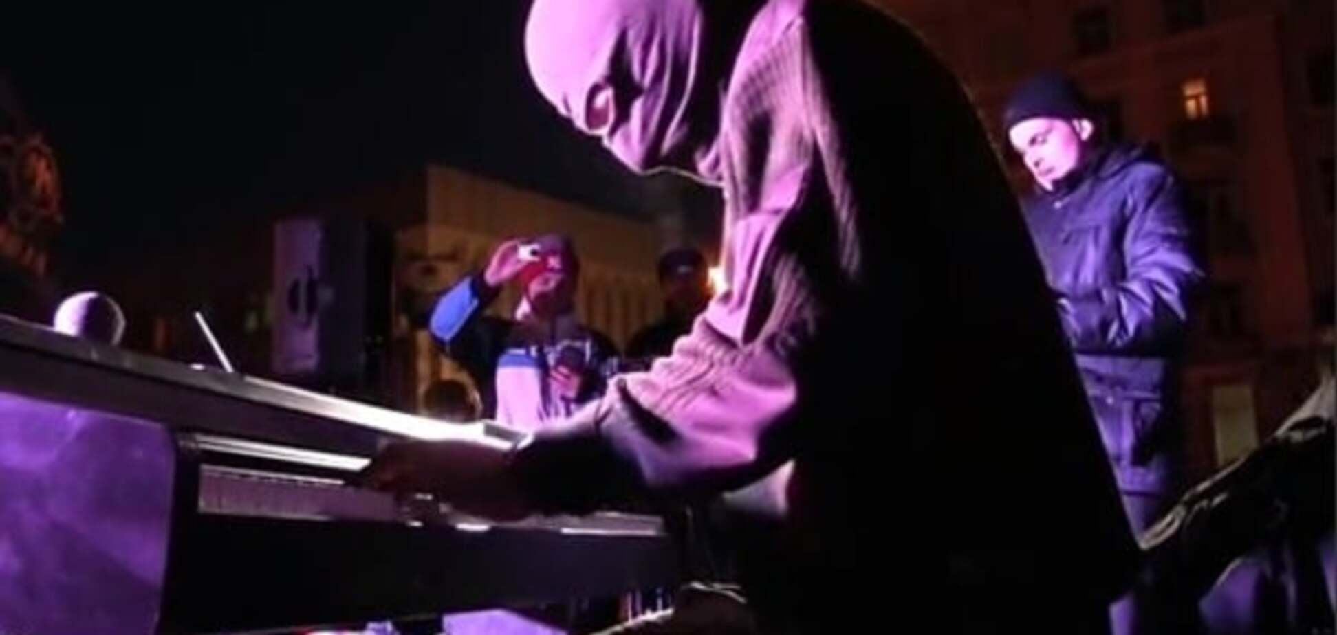 В Сумах на митинге памяти Небесной Сотни сыграл Piano Extremist: видеофакт
