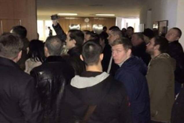 Полиция разогнала 'титушек' и освободила мэра Днепропетровска