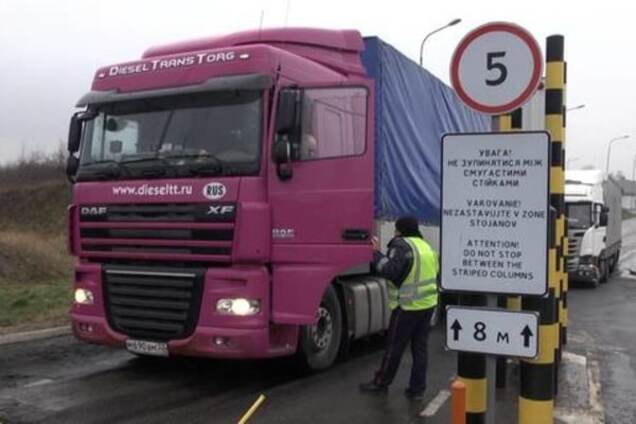 Десятки російських фур виїхали із Закарпаття в супроводі поліції