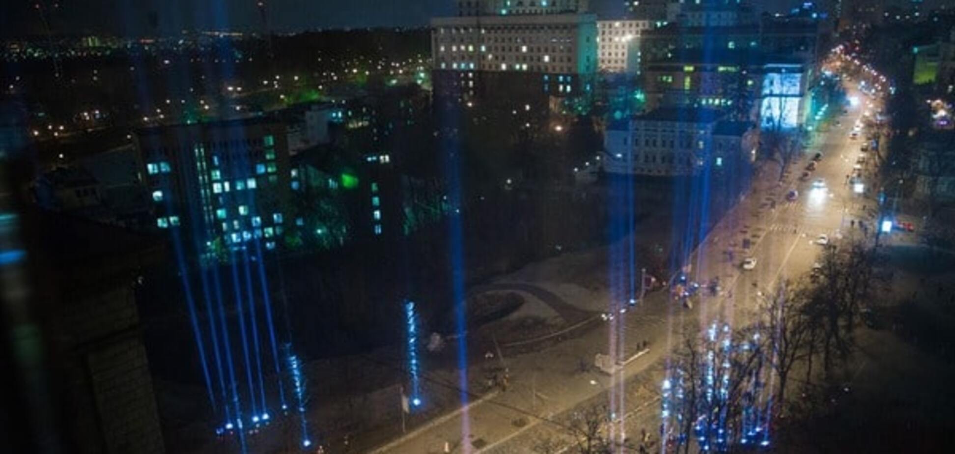 Небо над Киевом прорезала сотня 'лучей Достоинства': опубликованы фото и видео
