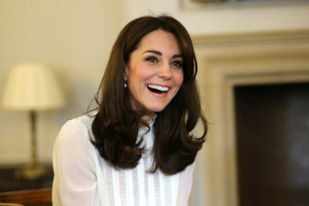 Назло королеве: Кейт Миддлтон вышла в свет в мини-юбке