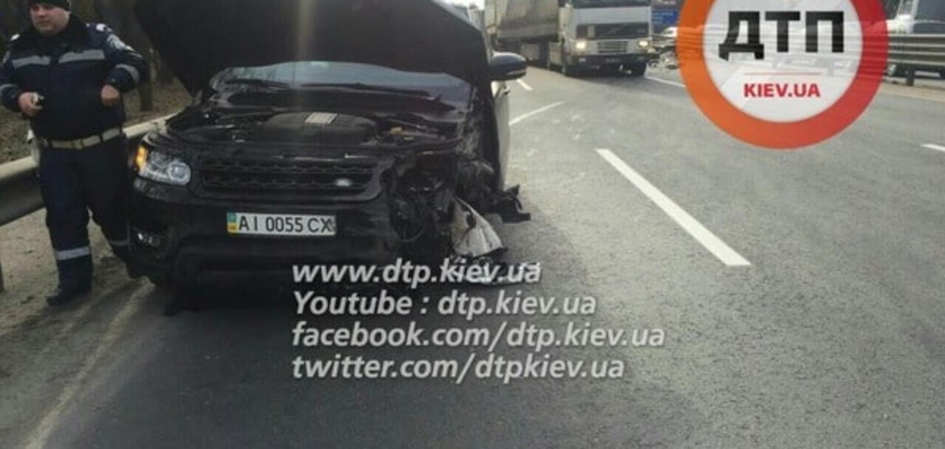 У Києві водій Range Rover врізався у відбійник, тікаючи від поліції