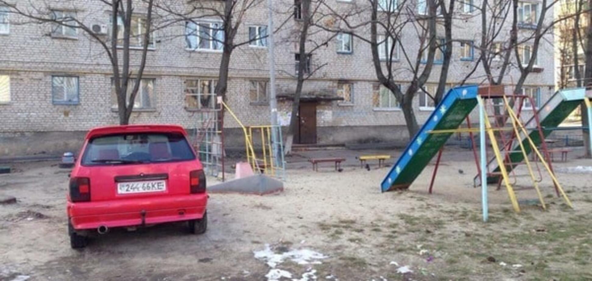 Как ребенок: в Киеве 'герой парковки' остановился на детской площадке