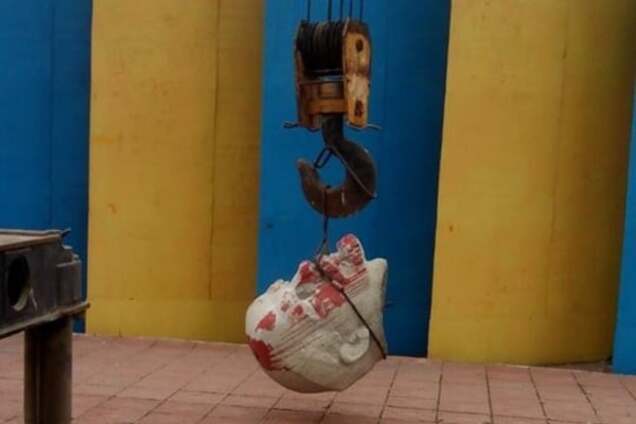 Ленин без головы: в Лисичанске демонтировали вождя пролетариата. Опубликованы фото и видео