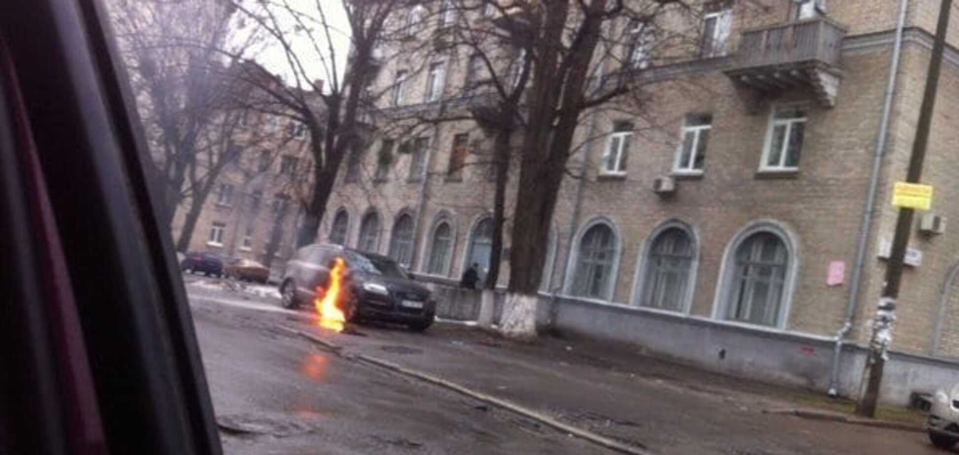 Возле киевского суда подожгли авто известного адвоката