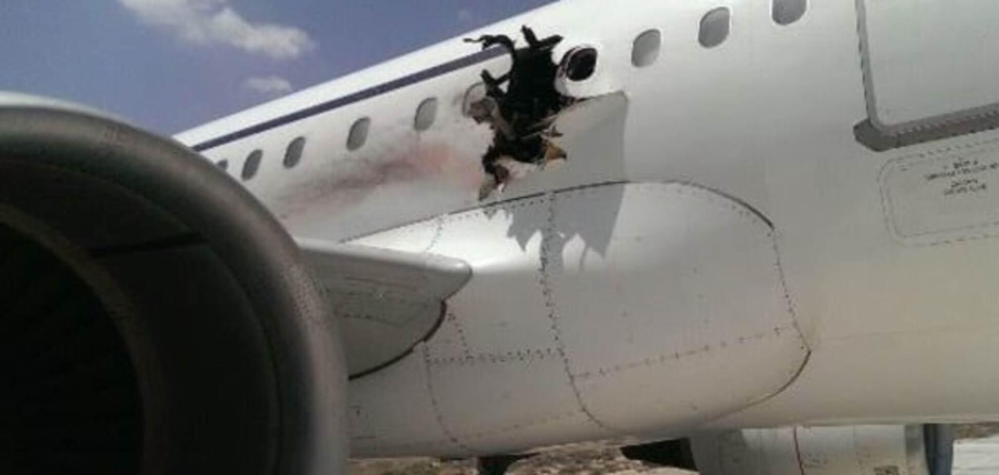 В Сомали из-за взрыва экстренно сел самолет. Опубликованы фото