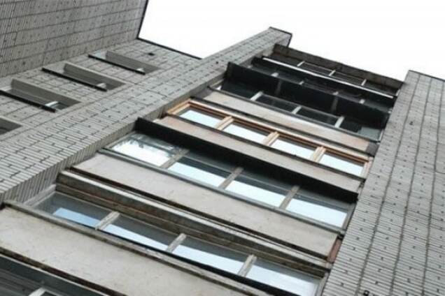 В Киеве с 12 этажа выбросился мужчина