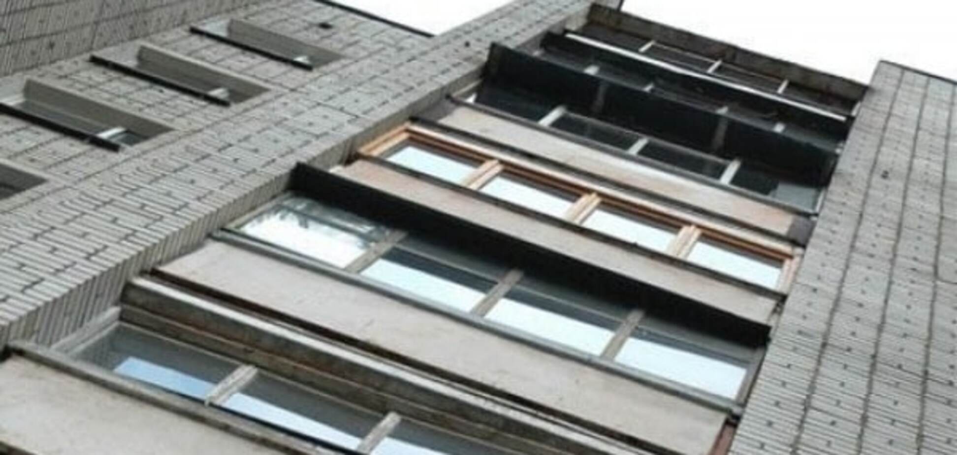 В Киеве с 12 этажа выбросился мужчина