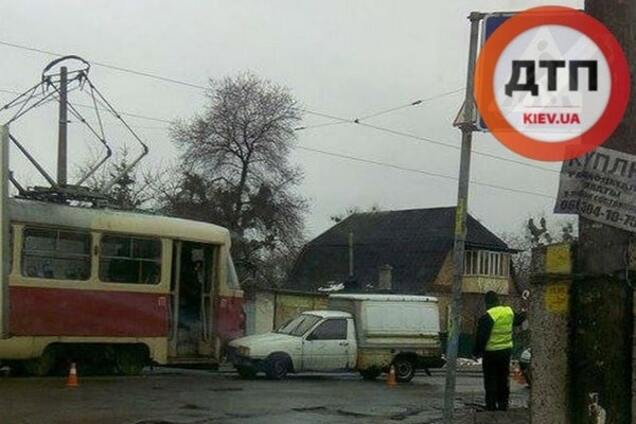 ДТП в Киеве: автофургон 'поцеловал' трамвай