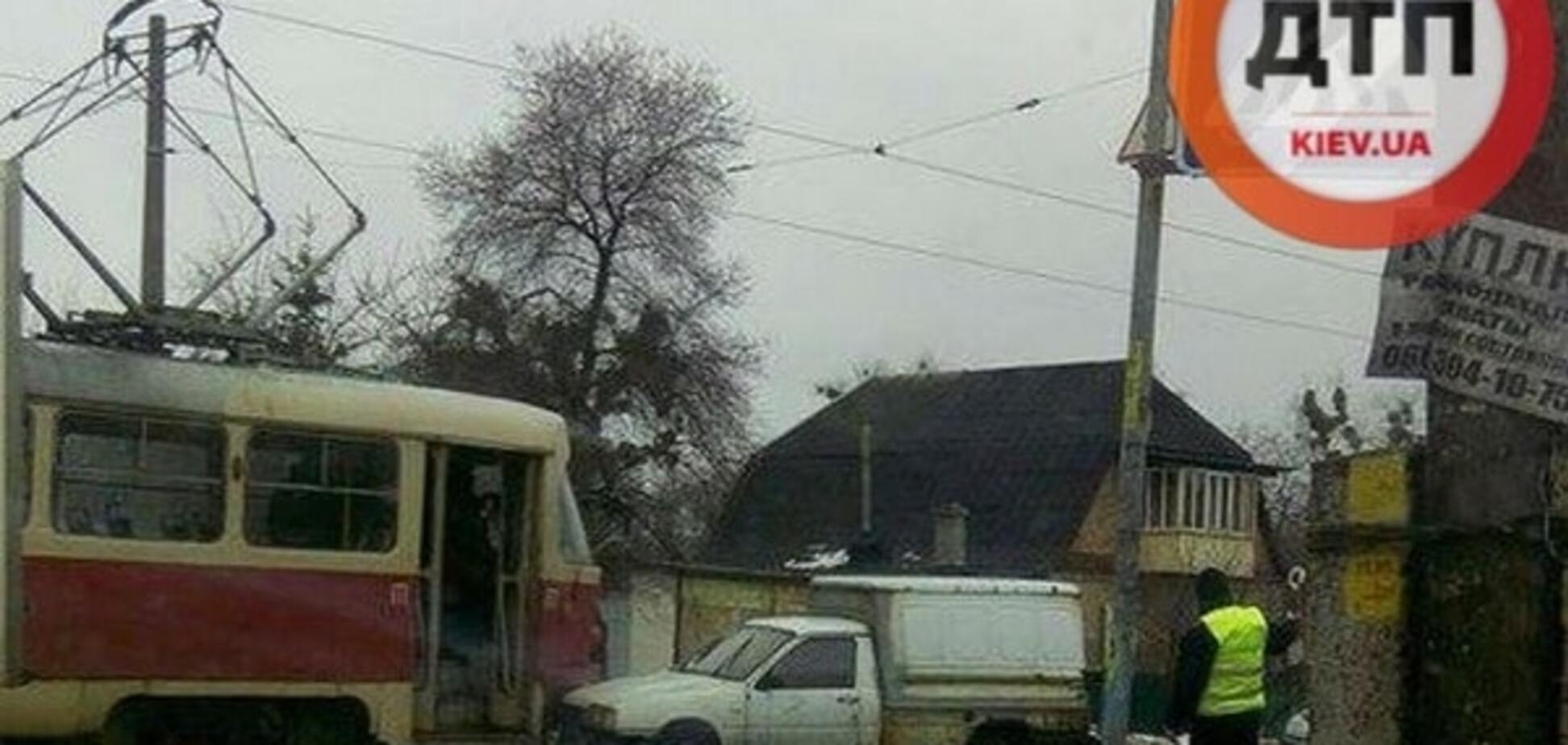 ДТП в Киеве: автофургон 'поцеловал' трамвай