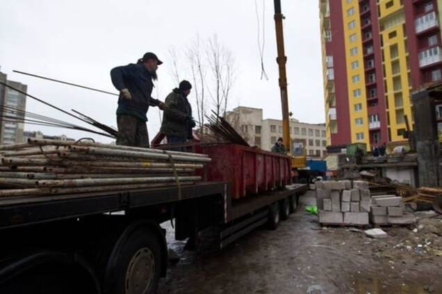 В Киеве на Борщаговке начали сносить скандальную застройку