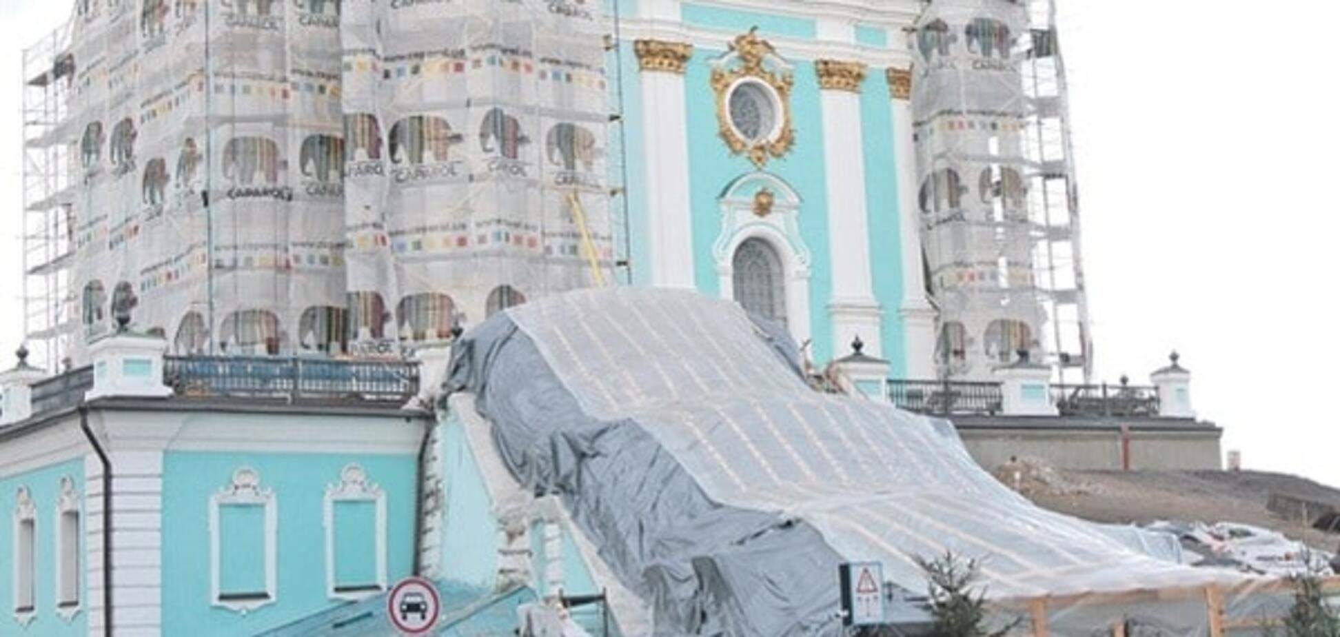 У Києві Андріївська церква залишилася без сходів: фотофакт