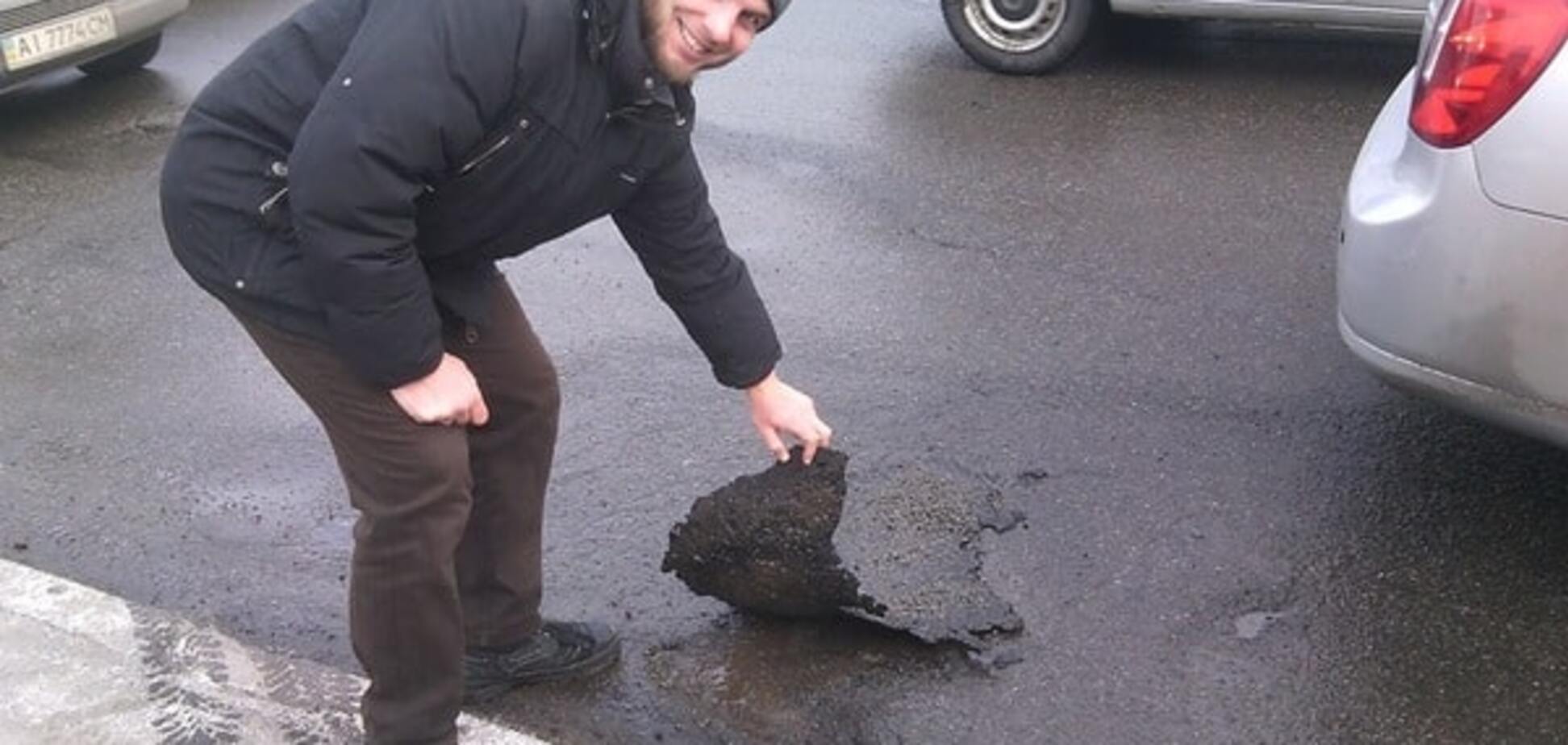 'Полечили дорогу': в Киеве после ремонтных работ отклеился асфальт. Фотофакт