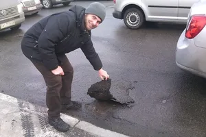 "Полікували дорогу": в Києві після ремонтних робіт відклеївся асфальт. Фотофакт